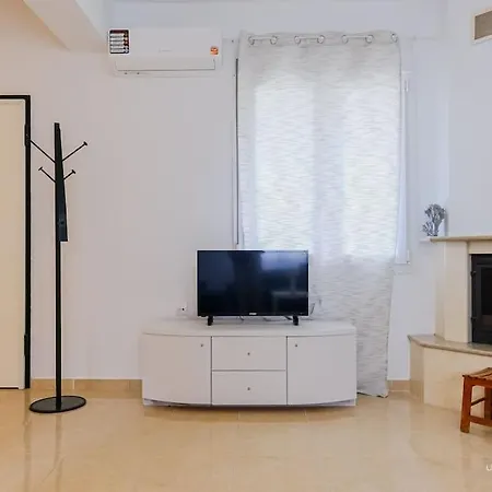 Summer Countryside Hideaway With Garden, Сasa de vacaciones Fourka